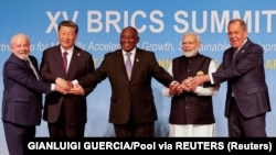 (Sleva nadesno) Brazilski predsednik Luiz Inasio Lula da Silva, kineski lider Si Đinping, predsednik Južne Afrike Siril Ramafosa, indijski premijer Narendra Modi i ruski ministar spoljnih poslova Sergej Lavrov na samitu BRIKS-a u Južnoj Africi 2023.