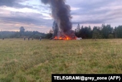 Горящие обломки самолета, на котором предположительно летел Евгений Пригожин. Тверская область, 23 августа 2023 года