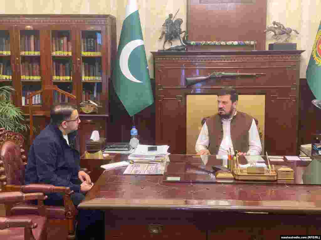 د خیبر پښتونخوا ګورنر غلام علي (ښي لوري ته) د فبرورۍ پر شپږمه د مشال راډیو خبریال ګل ایاز ته وویل چې په صوبه کې یې د انتخاباتو امنیت لپاره انتظامات کړي دي. 