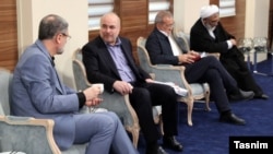 چهار تن از شش نامزد ریاست‌جمهوری در محل ضبط مناظرۀ اول