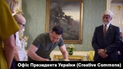 Украинскиот претседател Володимир Зеленски во посета на Чешка, во претседателската вила во Прага