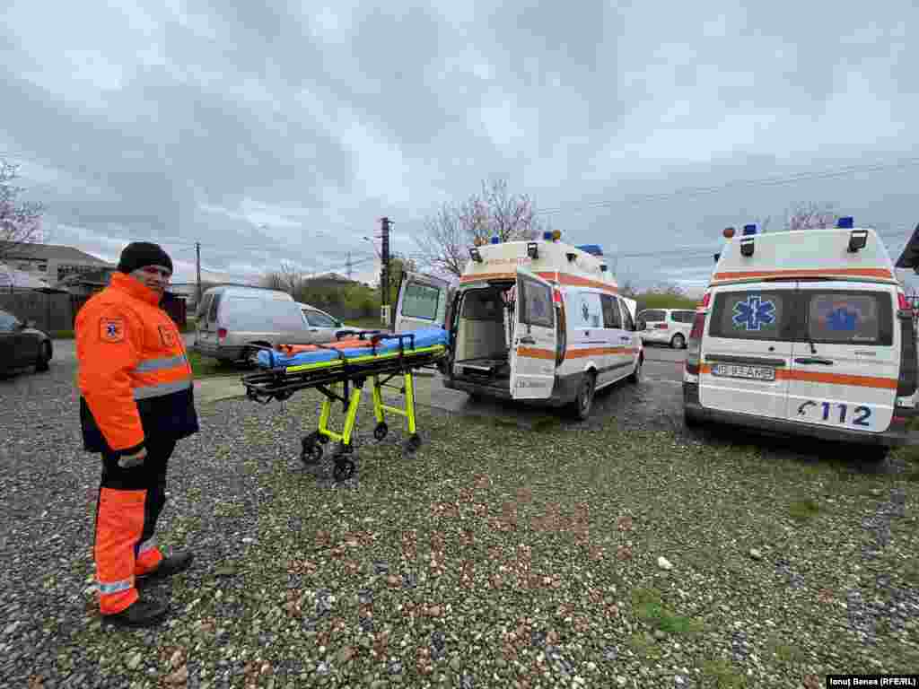 Șoferul Cristi Botezatu, alături de cele două ambulanțe pe care le conduce. Una are peste 1,3 milioane de kilometri la bord, cealaltă are peste 900.000 de km.