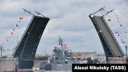 Большой десантный корабль «Оленегорский горняк» на параде в России. Архивное фото
