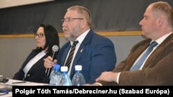Szólláth Tibor polgármester (középen) jobbján Nagyné Legény Ildikó alpolgármesterrel az egyik Hajdúnánási közmeghallgatáson