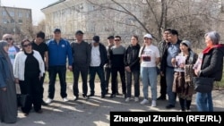 Ақтөбеде Қаңтар оқиғасынан кейін сотталғандардың жақындары апелляциялық соттың шешіміне қарсы шығып тұр. 12 сәуір, 2023 жыл.