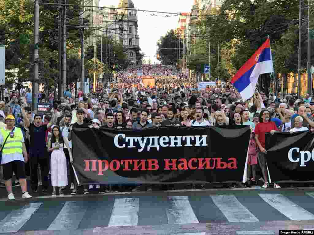 Kolona je ulicom Kneza Miloša došla do zgrade Vlade Srbije, gde su učesnici uzvikivali "Ostavke, ostavke".
