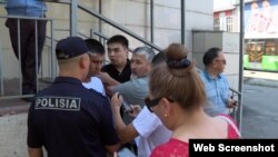 Сотрудник полиции обращается к отцу погибшей Айдосу Мелдехану, требующему задержать подсудимого