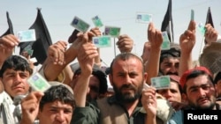 پاکستان کې یو شمېر افغان کډوال چې هلته د قانوني استوګنې کارتونه یې ښيي