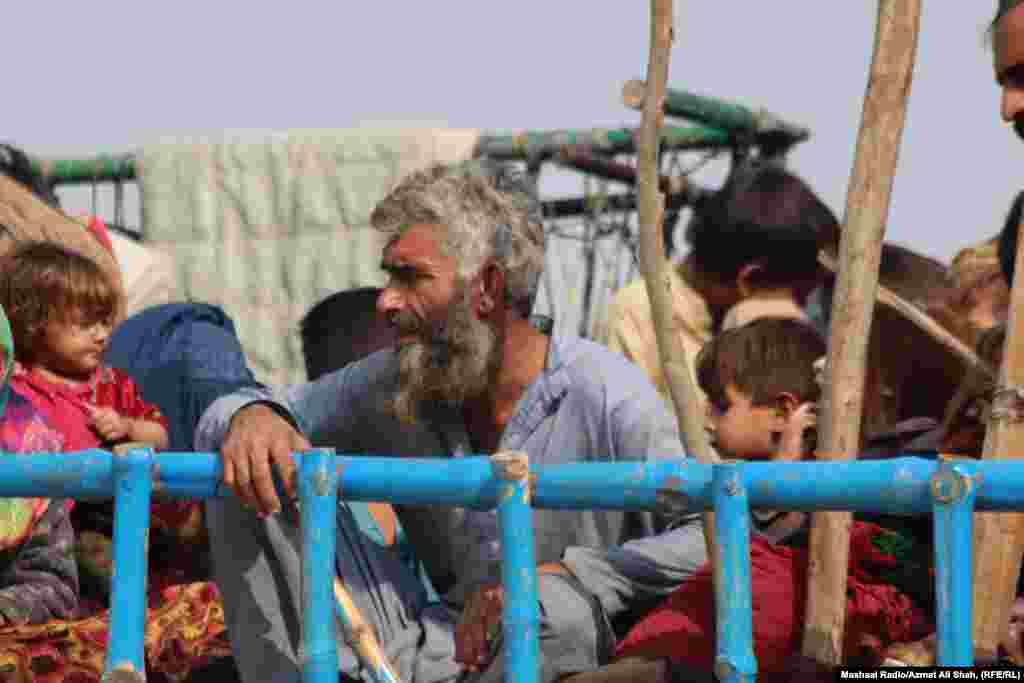 یوه افغانه کورنۍ له پاکستان څخه خپل هېواد ته د تګ پر مهال 