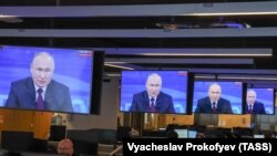 Путін на моніторах під час трансляції «прямої лінії», Москва, 14 грудня 2023 року
