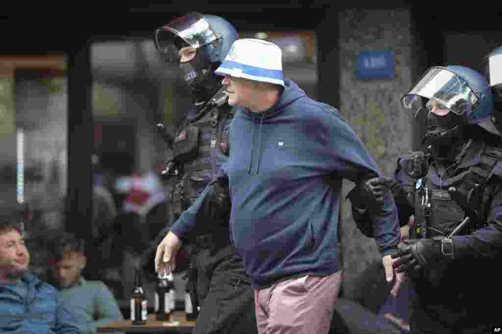 Policija odvodi navijača nakon navijačkih sukoba pred utakmicu Srbija -Engleska, 16. juni 2024. 