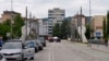 Most preko reke Ibar od 1999. deli Mitrovicu na južni - većinski albanski, i severni - većinski srpski deo (foto: maj 2024.)