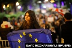 Tinerii georgieni care protestează împotriva legii pe model rusesc își îndreaptă speranțele de viitor înspre Uniunea Europeană.