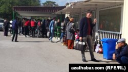 Aşgabatdaky wiza merkezleriniň birinde daşary ýurda wiza almak üçin nobata duran raýatlar (Arhiw suraty)