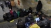На станції київського метро під час повітряної тривоги, березень 2023 року