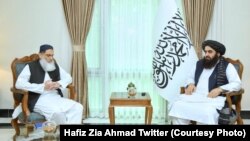 د عکس ښي لور ته د طالبانو د حکومت د باندنیو چارو سرپرست وزیر امیرخان متقي او چپ لور ته په کابل کې د پاکستان د سفارت شارژدافېر عبیدالرحمان نظاماني