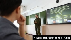 Военный выступает в школе на уроке "Основы безопасности жизнедеятельности"