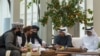 د متحده عربي اماراتو ولسمشر شیخ محمد بن زاید آل نهیان د طالبانو د حکومت د کورنیو چارو سرپرست وزیر سراج الدین حقاني په مشرۍ پلاوي سره د لیدنې پر مهال. 