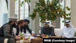 د متحده عربي اماراتو ولسمشر شیخ محمد بن زاید آل نهیان د طالبانو د حکومت د کورنیو چارو سرپرست وزیر سراج الدین حقاني په مشرۍ پلاوي سره د لیدنې پر مهال. 