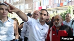 Իշխող «Քաղաքացիական պայմանագիր» կուսակցության քաղաքապետի թեկնածու Տիգրան Ավինյանը ընտրարշավի ժամանակ, օգոստոս, 2023թ.