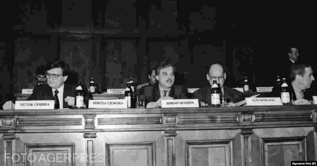 Legislatura 1996-2000 - 486 parlamentari - 343 de deputați și 143 de senatori Partide reprezentate: CDR (inclusiv PNȚCD și PNL), PDSR, UDMR, PD, PRM și alte grupuri politice mai mici. În imagine, Victor Ciorbea (PNȚCD), Adrian Severin (PD) și Ulm Spineanu (PNȚCD), în Parlament, în 1997.