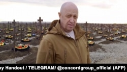 Evgheni Prigojin vizitând un cimitir pentru luptătorii din compania Wagner căzuți pe front, regiunea Krasnodar, sudul Rusiei, aprilie 2023.