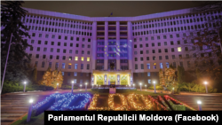 Clădirea Parlamentului de la Chișinău a fost iluminată în culorile drapelului UE cu ocazia deciziei Consiliului European de a deschide negocierile de aderare a Republicii Moldova cu Uniunea Europeană.