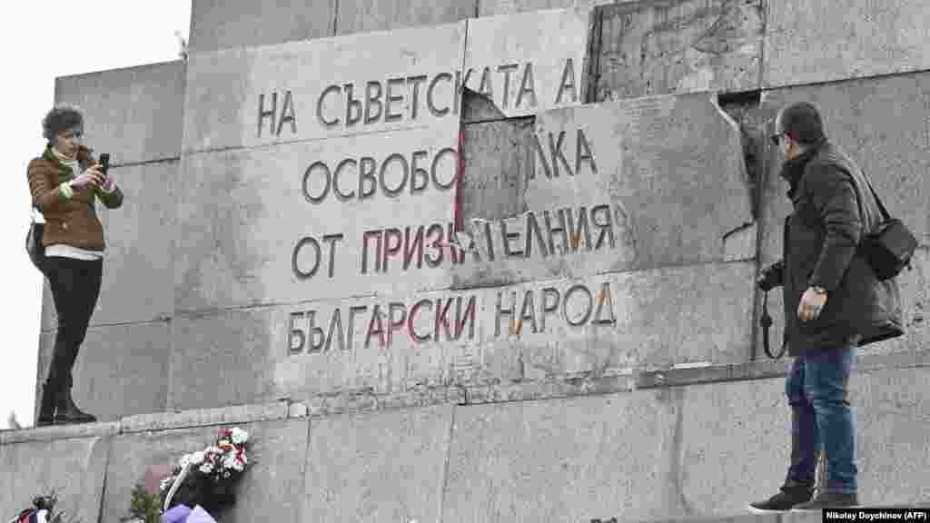 Това е Паметникът на Съветската армия в София, заснет на 23 февруари 2023 г., след като 61-годишният Светлозар Раянов счупи с чук няколко плочи от фасадата му. Надписът върху тях гласеше: "На Съветската армия освободителка от признателния български народ". Това е последната от дълга серия протестни акции срещу най-противоречивия монумент в България.