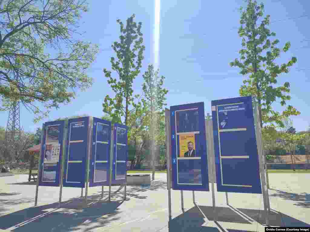 Două afișe electorale și multe locuri libere pe panourile special amenajate într-un parc din Cluj. 