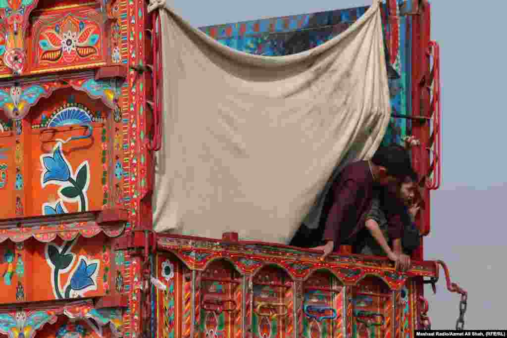 افغانستان ته د پاکستان مېشتو کډوالو یوه بله لېږدوونکې لارۍ پاکستاني چارواکي وایي چې تورخم او چمن لارې د کډوالو د ستنیدو لپاره د مازیګر له څلورو بجو وروسته هم پرانیستي پریږدي. دا لارې به مخکې تر مازیګره پرانیستې وې. 