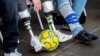 Egy lábprotézist viselő ukrán háborús veterán figyeli az ukrán labdarúgó-válogatott nyilvános edzését Wiesbadenben 2024. június 13-án, csütörtökön, a 2024-es labdarúgó-Európa-bajnokság előtt