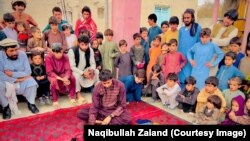 په خوست کې یو شمېر ماشومان راټول شوي څو په ښوونځیو کې د شمولیت په هدف د دوی وړیا عکسونه واخیستل شي.