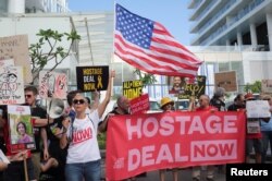 Članovi porodice i pristalice traže hitno oslobađanje talaca kidnapovanih tokom smrtonosnog napada 7. oktobra, dok protestuju tokom sastanka kojem je prisustvovao američki državni sekretar Antony Blinken, u Tel Avivu, Izrael 11. juna 2024.