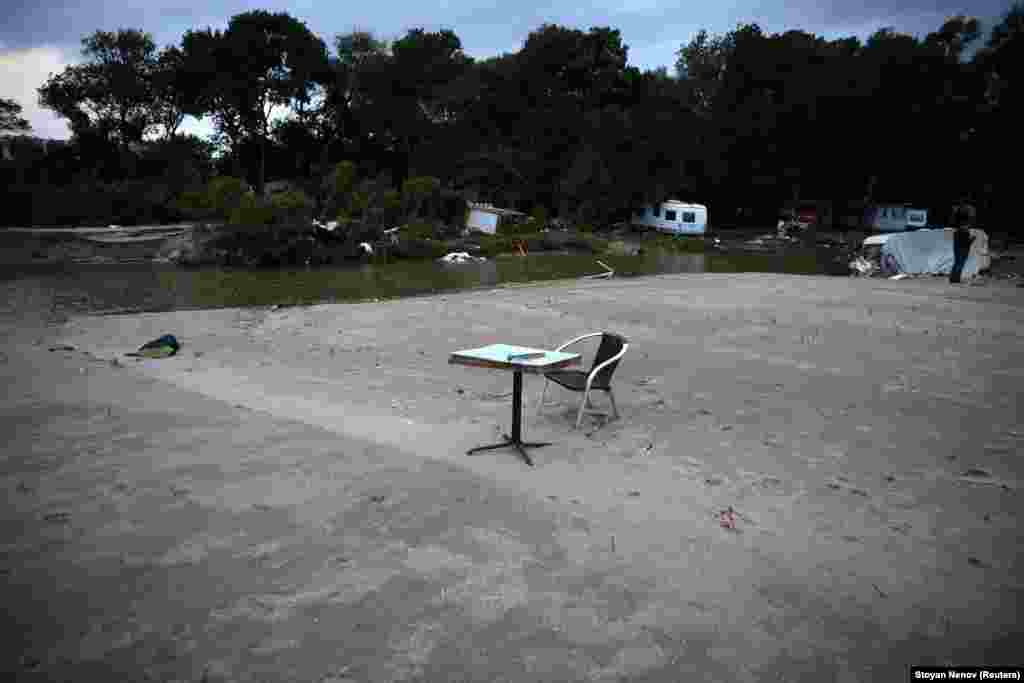 O masă și un scaun,ceea ce a mai rămas dintr-un camping distrus aproape integral. 