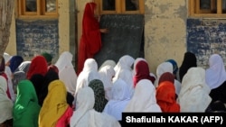 Afganistanske djevojke pohađaju nastavu u osnovnoj školi u Bati Kotu, ruralnom okrugu u istočnoj provinciji Nangarhar.