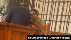 Задержанный гражданин Украины Владимир Кадария с адвокатом в зале суда в Бишкеке