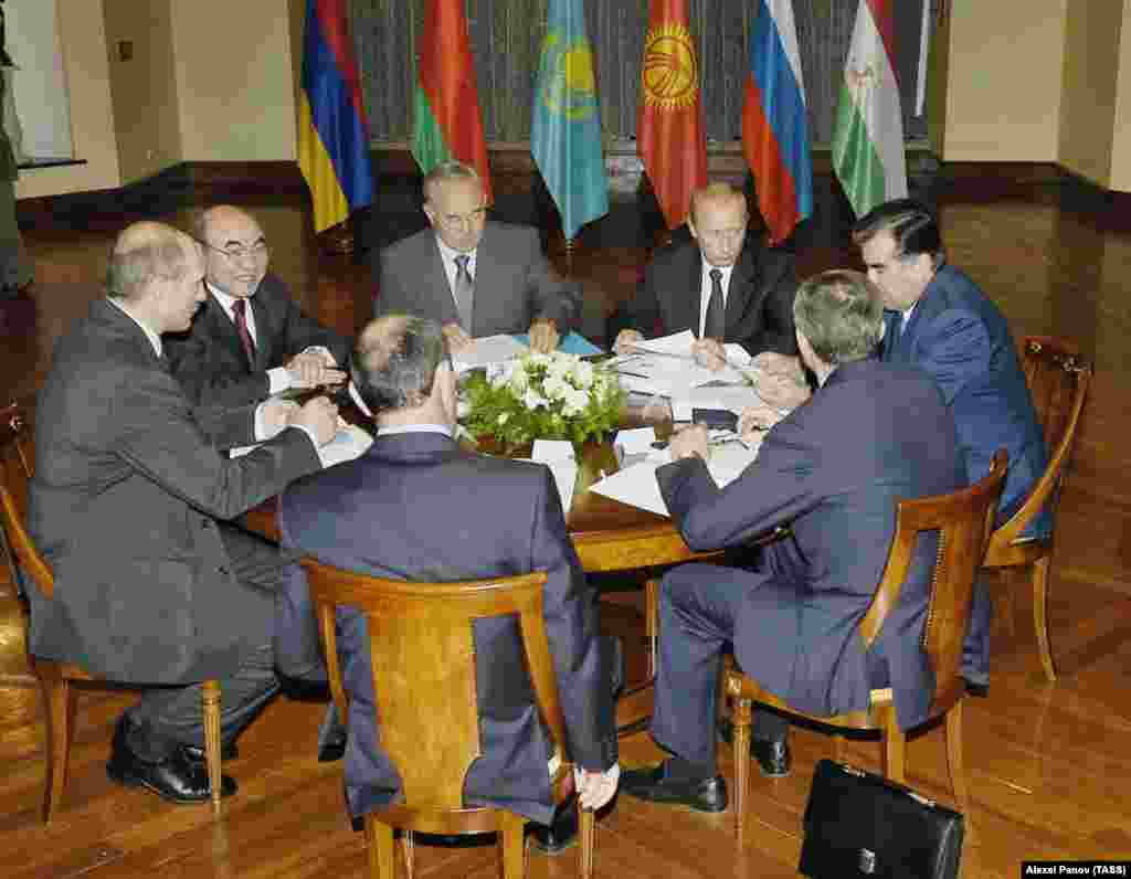 Ova fotografija iz juna 2004. jedna je od prvih slika sastanka šefova vojnog saveza Organizacije ugovora o zajedničkoj sigurnosti (CSTO). Na slici su predsjednici (slijeva nadesno) Aleksandar Lukašenka iz Bjelorusije, Askar Akaev iz Kirgistana, Nursultan Nazarbaev iz Kazahstana, Vladimir Putin iz Rusije, Emomali Rahmon iz Tadžikistana i generalni sekretar Nikolaj Bordjuža (desno, okrenut leđima kameri) i predsjednik Robert Kocharian iz Jermenije (u prvom planu na fotografiji, okrenut leđima kameri) tokom sastanka ODKB-a u Astani, Kazahstan. 