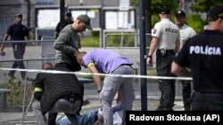Momentul arestării suspectului în cazul atentatului asupra premierului slovac.