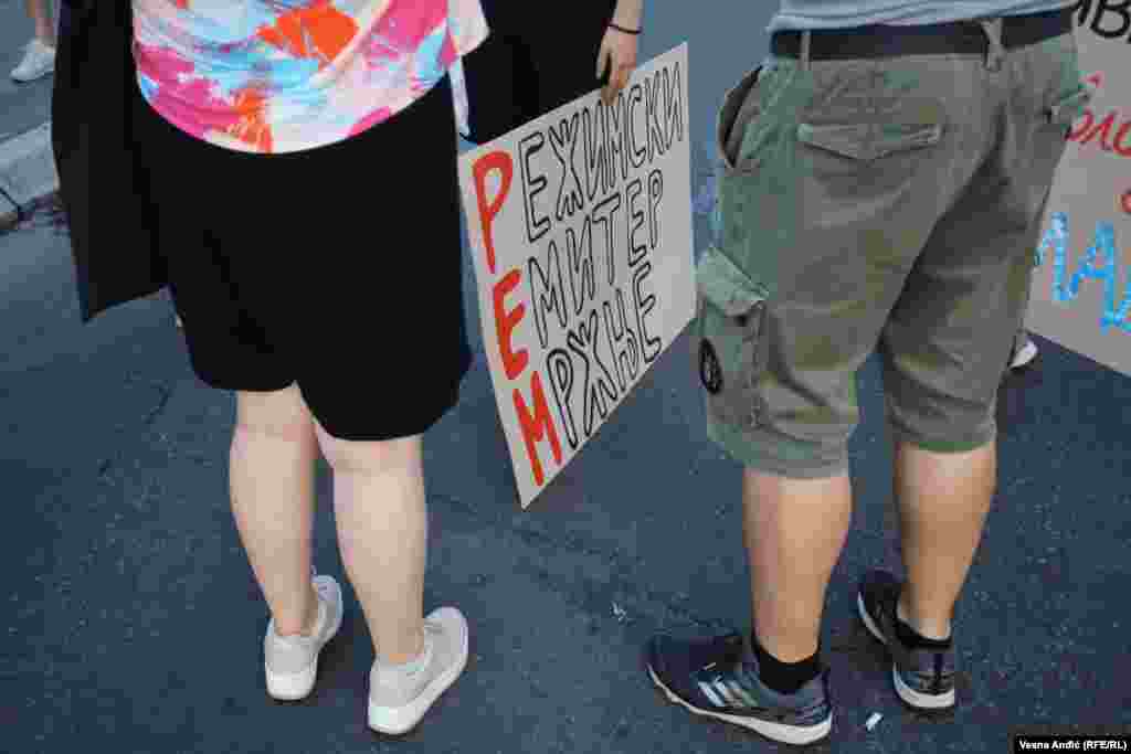 Transparent na sedamnaestom protestu "Srbija protiv nasilja" u Beogradu. 