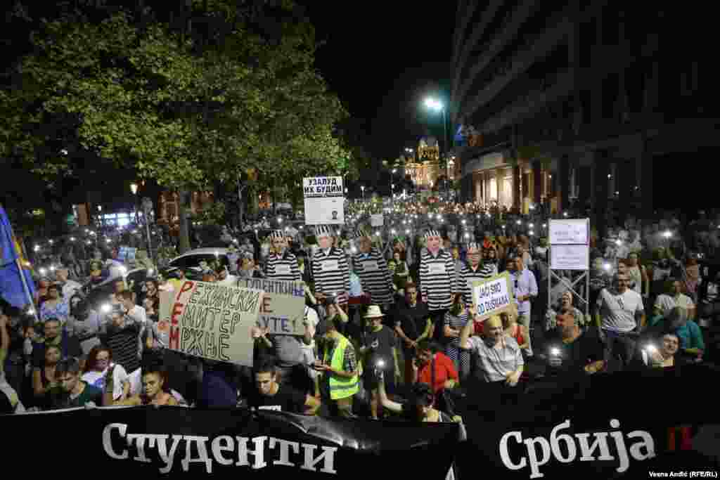 Na čelu protestne kolone bili su veliki transparenti "Srbija protiv nasilja" i "Studenti protiv nasilja", dok su okupljeni nosili i transparente "Sve je po zakonu" i "Režimski Emiter Mržnje". 