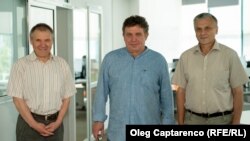 Analiștii politici Nicolae Negru și Igor Boțan, cu realizatorul podcastului „Dincolo de știri”, Alexandru Canțîr