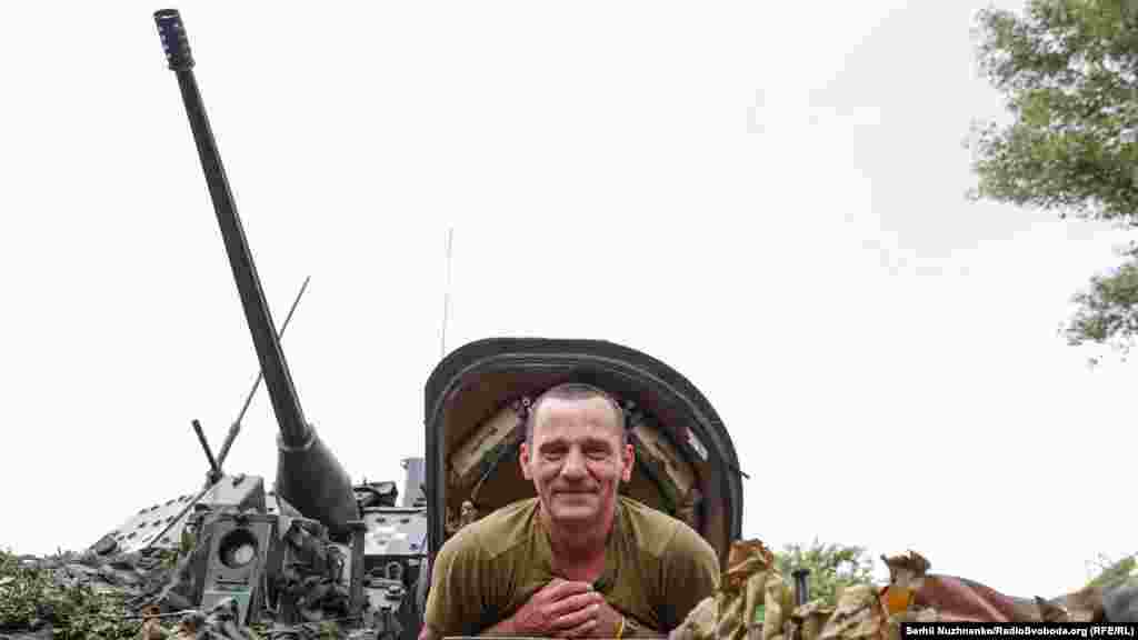 Володимир (41 рік, Київ) говорить: «В цивільному житті я був монтажником-висотником, а зараз я – водій-механік «Бредлі»