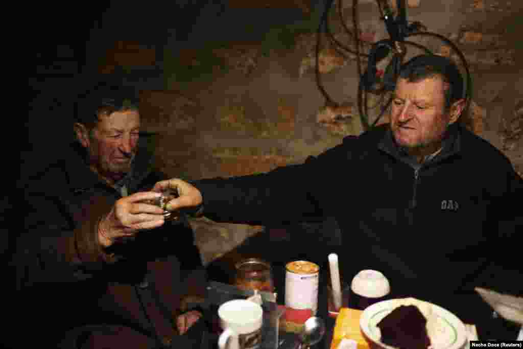 Незважаючи на знищені поля, брати Ковальови – Степан (зліва) та 77-річний Володимир – заприсяглися дожити останні дні на своїй землі. Живучи на невисоку державну пенсію, покладаючись на родичів та продукти від волонтерів, вони розуміють, що їхнє життя буде нелегким 