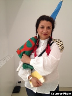De frică, în anumite medii, Mihaela nu vorbea despre etnia sa. Acest lucru avea să se schimbe după liceu.