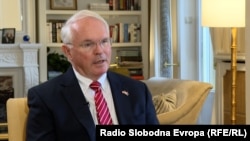 "Srbija ima konstruktivnu ulogu u tom procesu i mi pozdravljamo mnoge primere njenih lidera u kojima se obavezuju da će to učiniti", navodi se u pisanom odgovoru ambasadora Sjedinjenih Američkih Država (SAD) Kristofera Hila za RSE 11. juna. 
