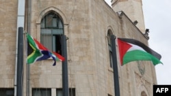 نصب پرچم آفریقای جنوبی در کنار پرچم فلسطینیان در کرانه باختری پس از شکایت این کشور از اسرائیل به دیوان لاهه به اتهام «نسلکشی» فلسطینیان