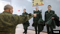 Прызыўнікі Растоўскай вобласьці падчас прымеркі формы ў зборным пункце вайсковага камісарыяту перад адпраўкай да месцаў службы. Горад Батайск Растоўскай вобласьці, 2024. Ілюстрацыйнае фота. 