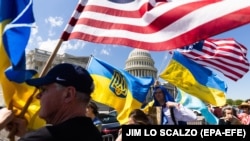 Susținătorii Ucrainei sărbătoresc victoria din Casa Reprezentanților. 20 aprilie, Washington DC.