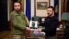 Нагороди Зеленському передав начальник Головного управління розвідки Міністерства оборони України Кирило Буданов (ліворуч)