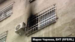 Прозорецът към "меката стая", в която при пожар на 2 октомври загина 25-годишен пациент на психиатрията в Ловеч.